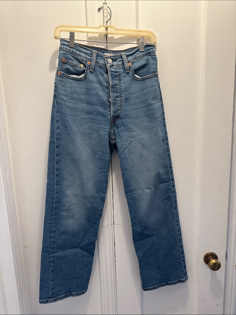 Levi's Ribcage Straight Ankle Jeans in Medium Blue Denim  W27 L27